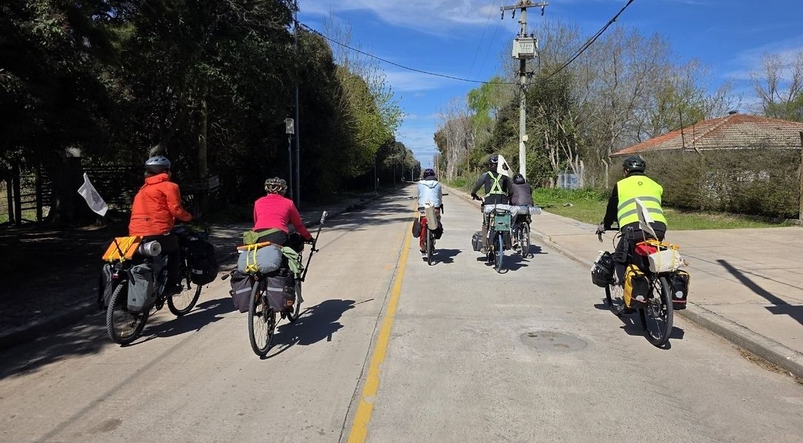 IA en dos ruedas: en bici, recorrerán 1200 km de la Costa Atlántica, con cámaras de 360° y software inteligente