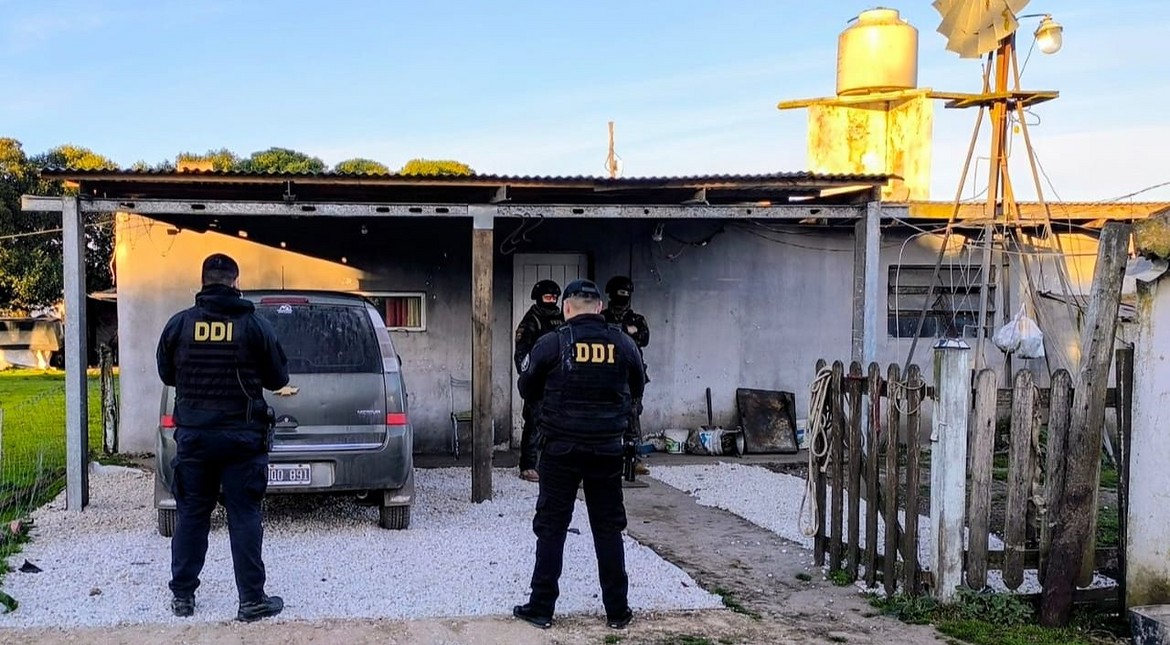 Atrapan a tres acusados de cometer violento robo en un paraje rural