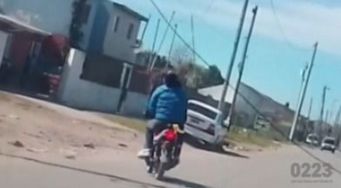 Video: un cable quedó atravesado en la calle y casi provoca un accidente