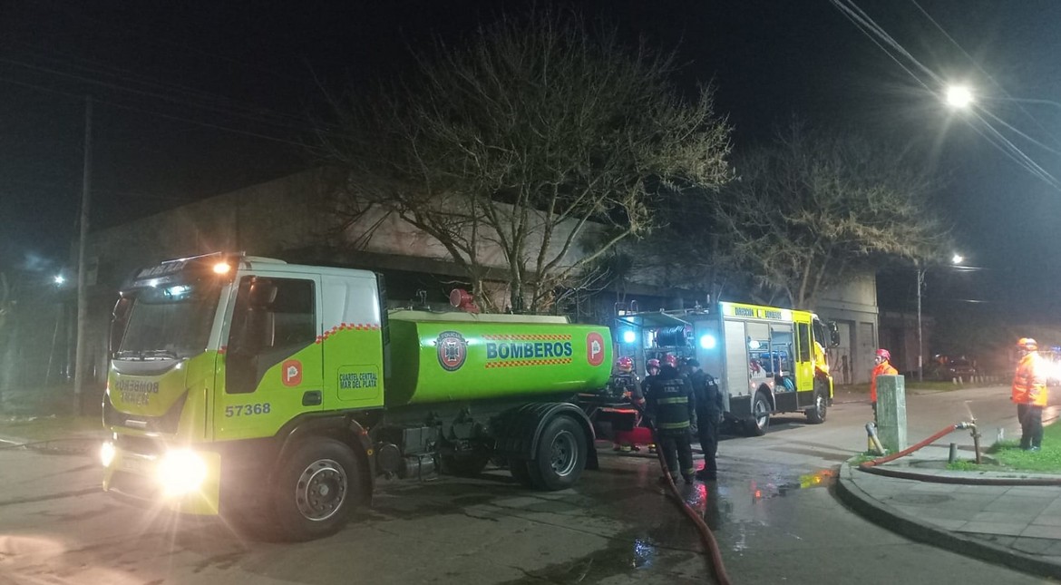 Feroz incendio en un galpón de una fábrica de soda