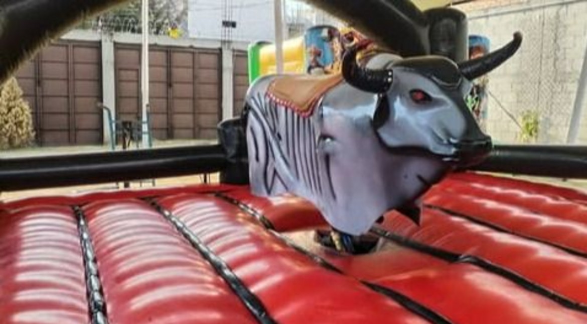 Se lastimó el pie al usar un toro mecánico: el salón de fiestas deberá pagarle casi 7 millones de pesos