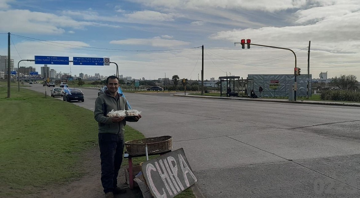 “Hay que darle para adelante”: prepara panificados en su casa, los vende en un semáforo y sueña con abrir su propio local