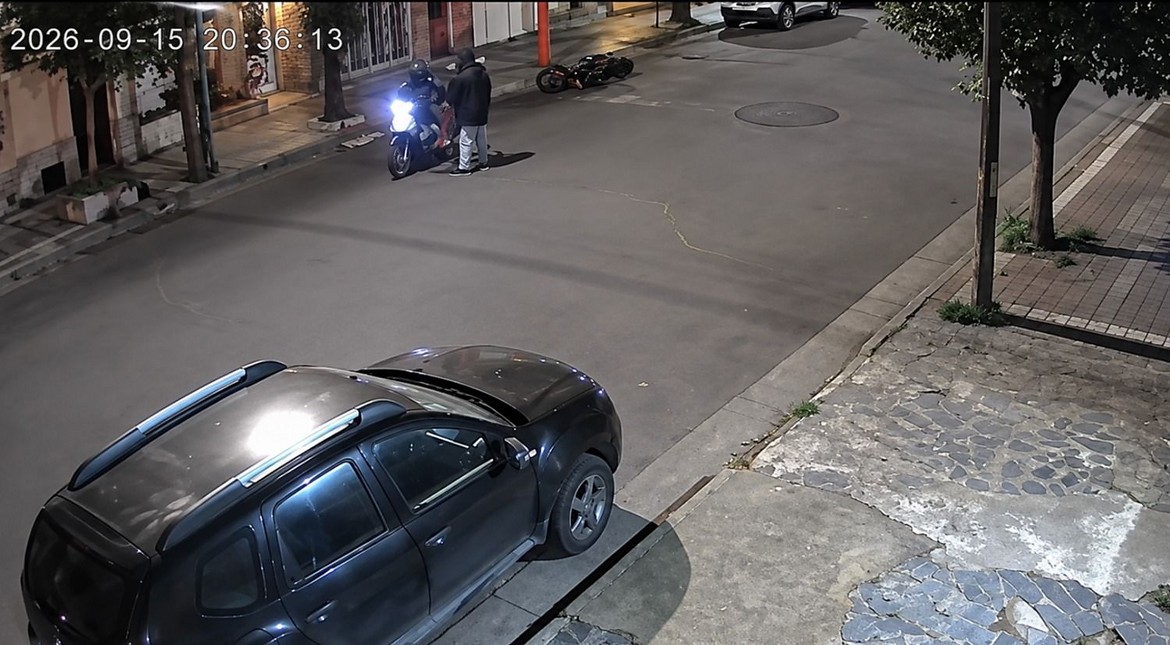 Desgarrador video: la bajaron de la moto, la persiguieron para robarle y pidió ayuda a los gritos