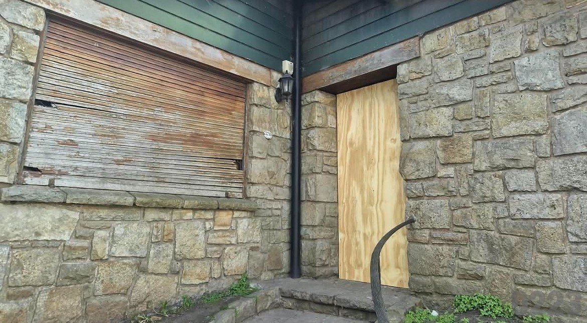 Tapiada y desalojada: así quedó la vivienda usurpada que causaba conflictos en Alem