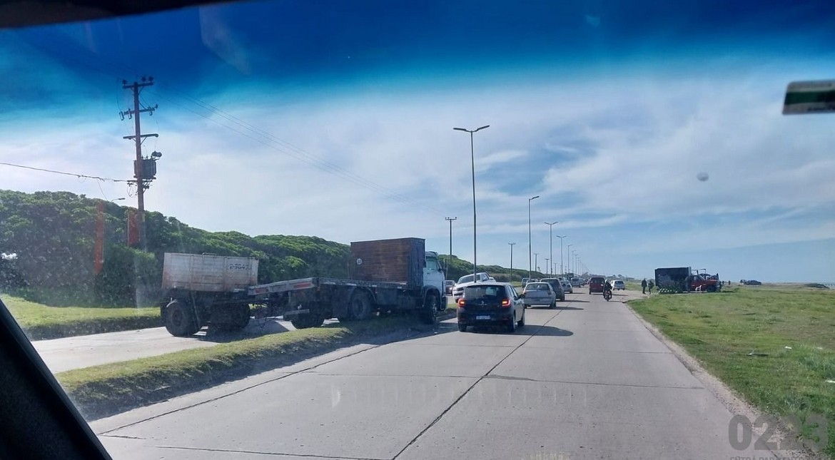 Un camión despistó y casi provoca un accidente en la ruta 11
