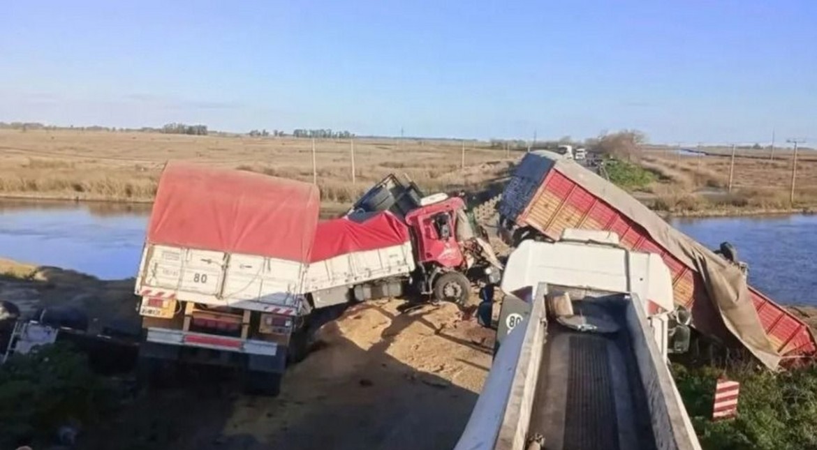 Trágico e impactante choque entre cuatro camiones en un puente: murió un transportista de 32 años