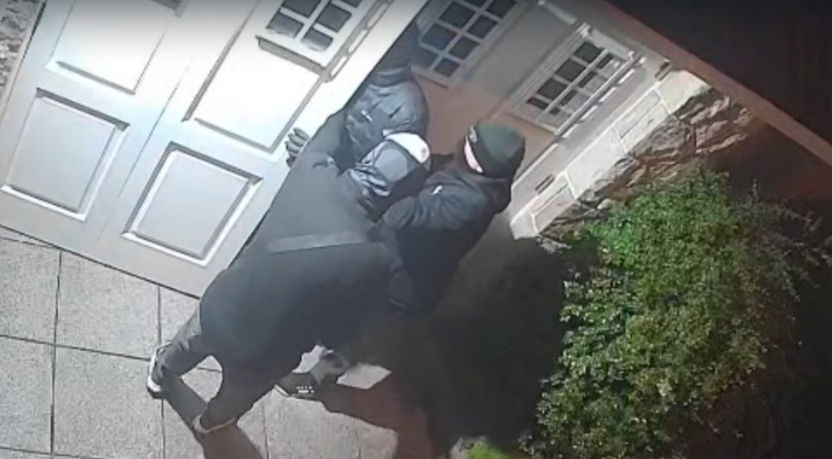 Encapuchados y sin forzar el portón: así entraron cinco delincuentes a la casa asaltada de Los Troncos