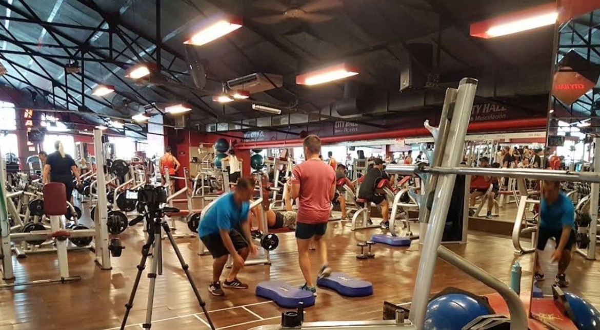 Escándalo en un gimnasio: entró a los gritos, insultó y manoseó a un empleado, y se desnudó por completo