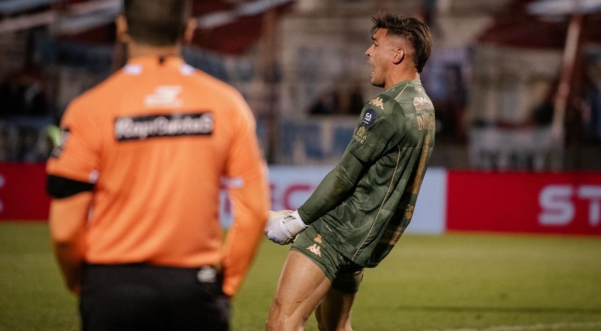 Un exarquero de Aldosivi se vistió de héroe y Atlético Tucumán es semifinalista