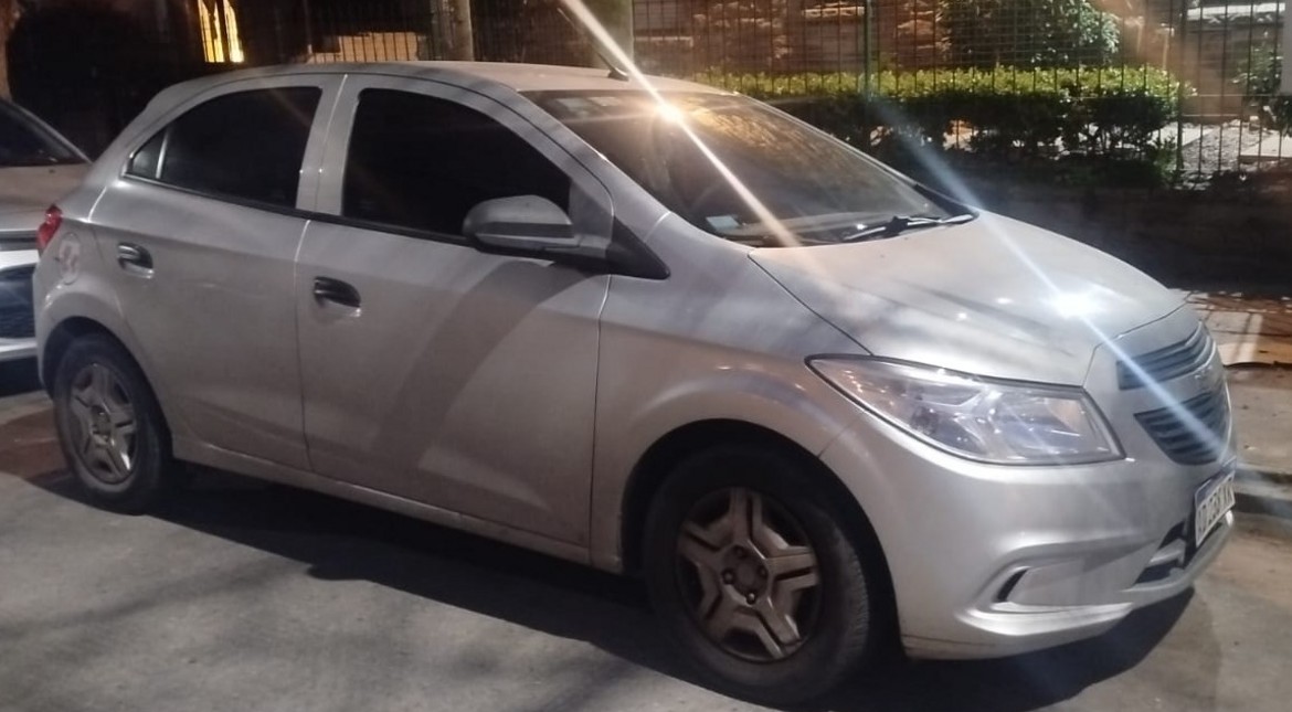 Denunció que le robaron dos ruedas y el auto tenía las cuatro puestas