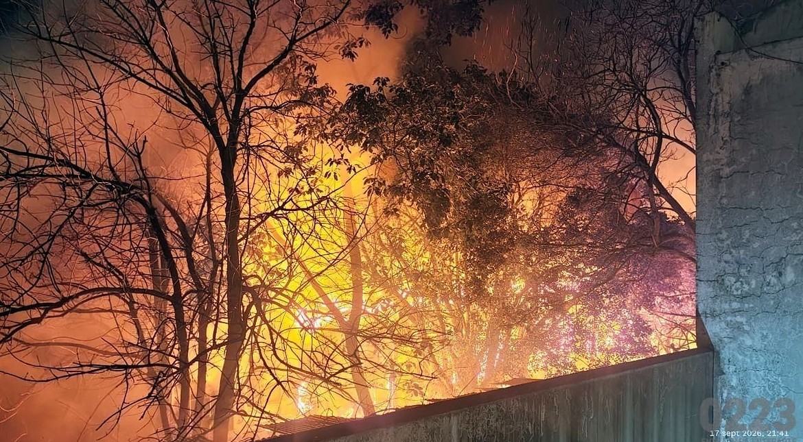 Gran incendio en una casa abandonada: pánico de vecinos y más de 6 horas de trabajo de los bomberos