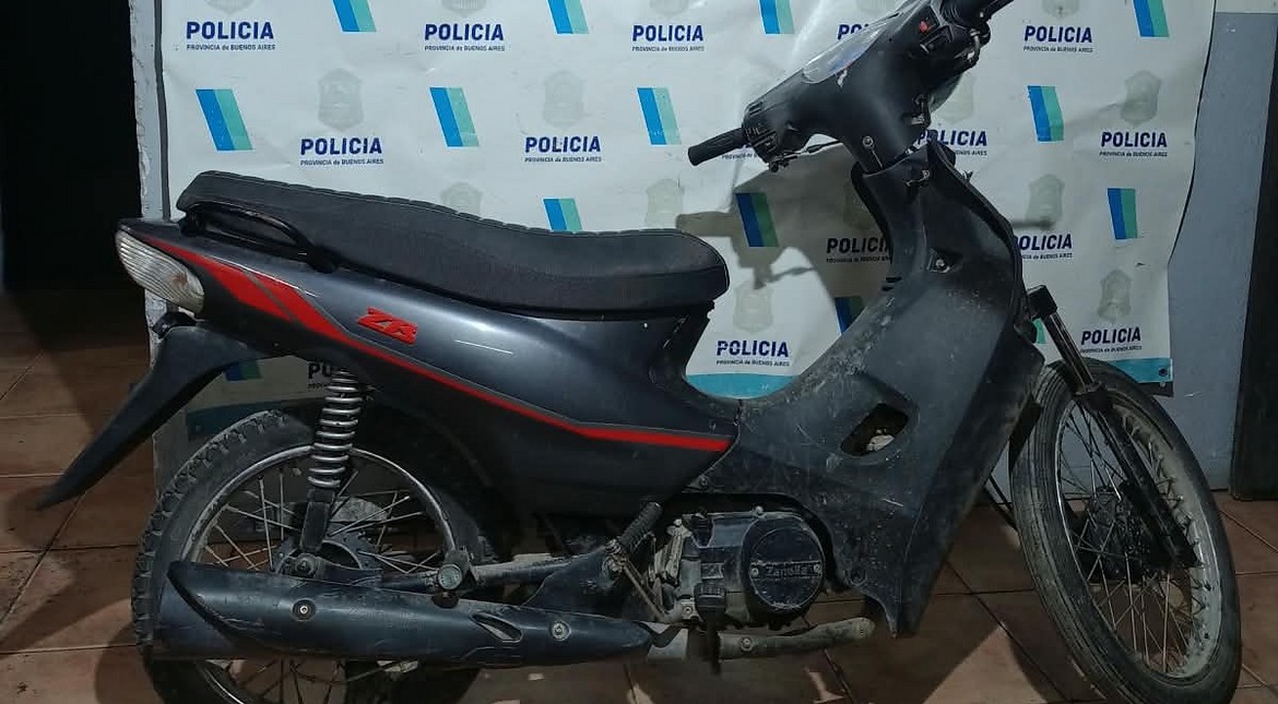 Tiene 16 años y andaban en una moto robada a mano armada