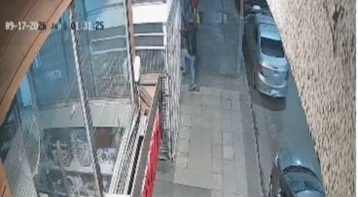 Video: entraron por el techo de una zapatería céntrica y robaron una notebook y 18 pares de zapatillas