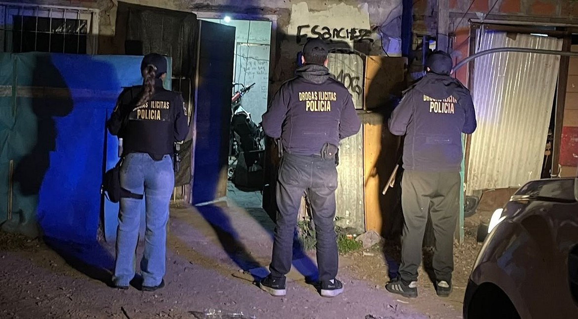 Detienen a dos mujeres por narcomenudeo durante un allanamiento