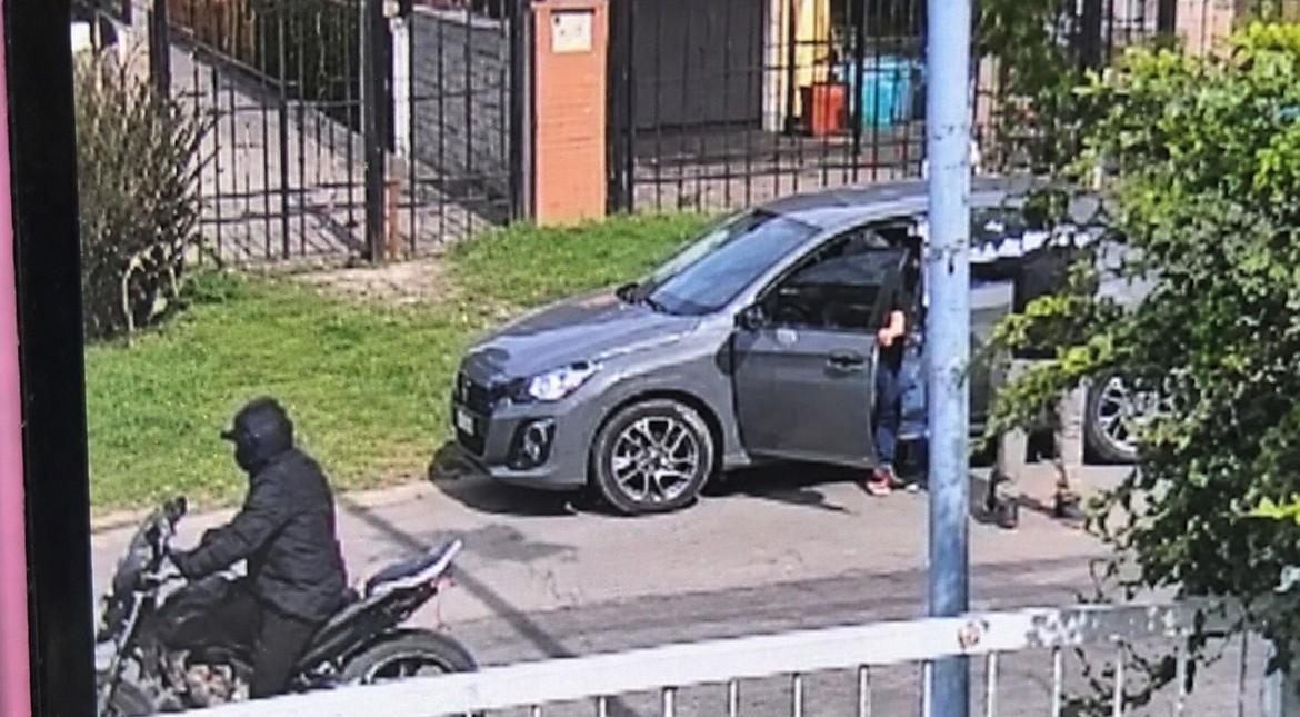 Le dispararon cuatro veces para robarle el auto y escaparon en moto: está internado