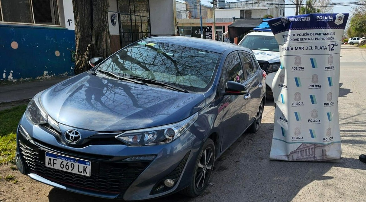 Entradera en Los Pinares: investigan otros hechos en los que usaron el mismo auto