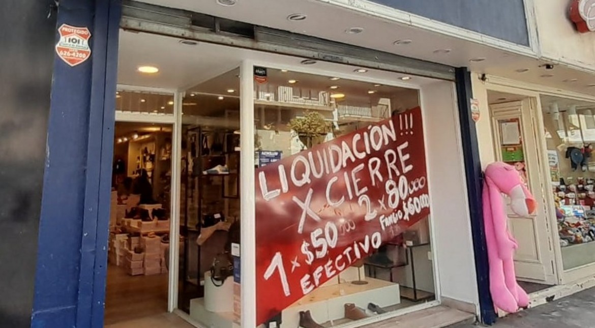 Cierra un emblemático local de zapatos y liquida todo su stock: "Ya no lo podíamos bancar más"