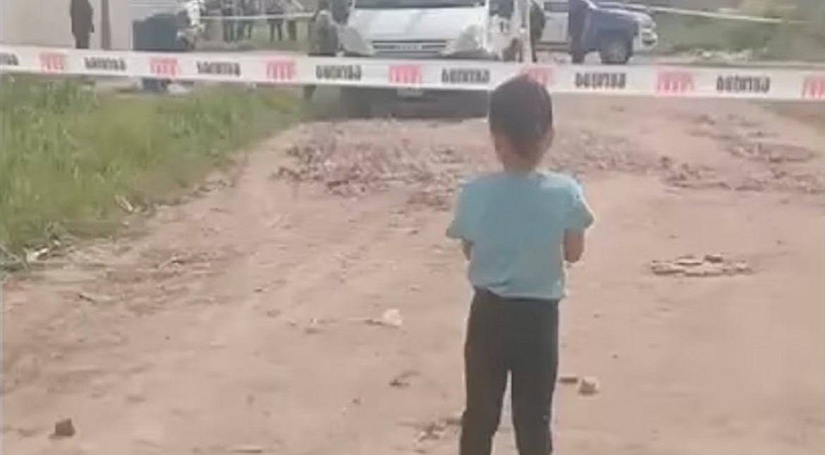 Hacía un pozo para poner un poste de luz y encontraron a un bebé muerto adentro de una bolsa
