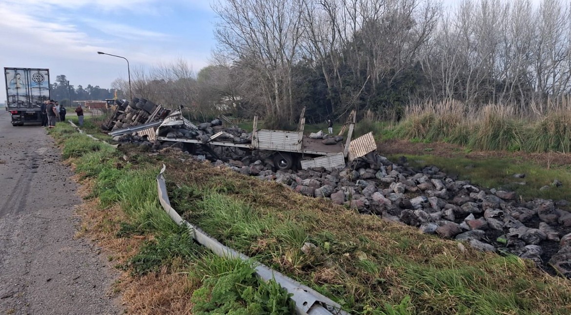 Accidente en ruta 2: un camión volcó y desparramó su carga de carbón