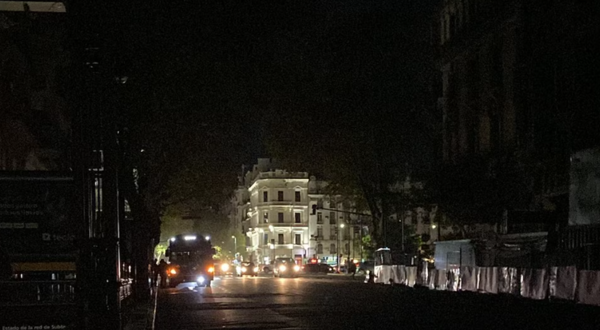 Gran apagón en el AMBA: múltiples viviendas y comercios se quedaron sin luz durante la mañana