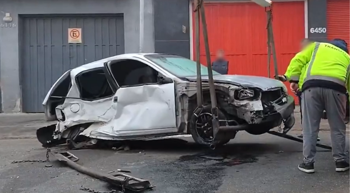 Madrugada de descontrol: salió del boliche, escapó de un control de tránsito, chocó tres autos y volcó
