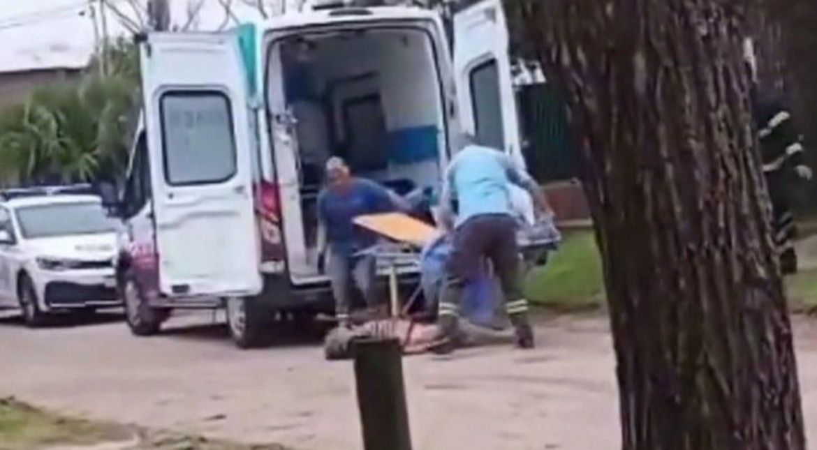 Video: subían un paciente a la ambulancia y se les cayó de la camilla