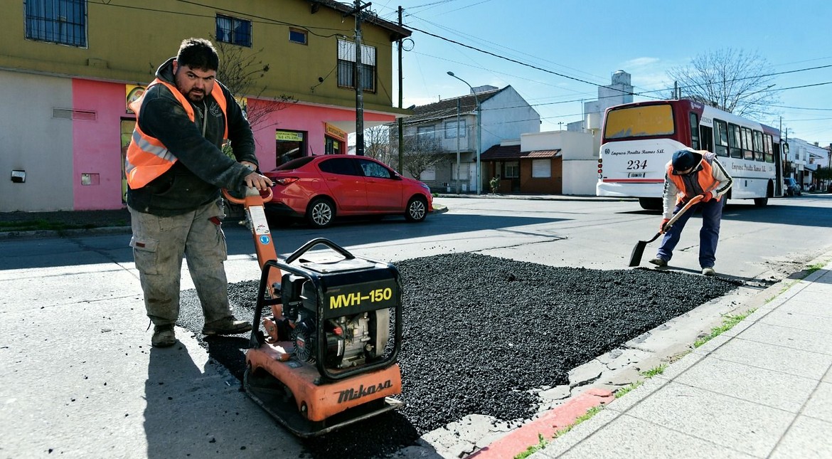 Bacheo Express: aplicaron más de 1300 toneladas de asfalto y continúan en nuevos barrios de Mar del Plata