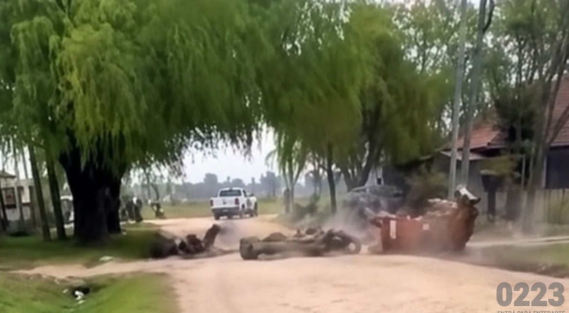 Un efectivo perseguía a un ladrón en moto y chocó contra un caballo