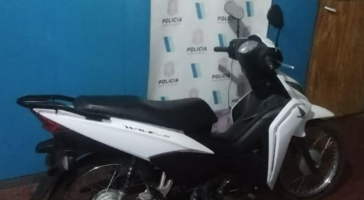 Detienen a pareja con moto robada y envoltorios de cocaína: vecinos atacaron a la policía