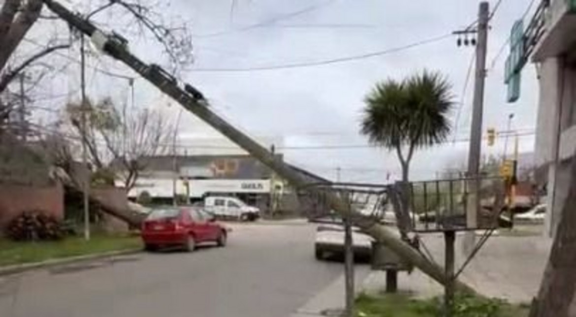 Impactante video: el viento derribó dos postes de luz y casi provoca una tragedia en pleno temporal