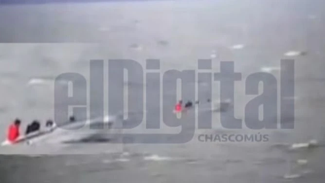 Las cuatro personas que navegaban cayeron al agua de la laguna de Chascomús.