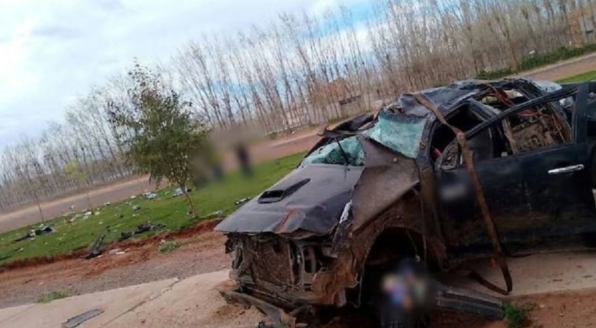 Dos chicas de 17 y 20 años murieron tras volcar una Hilux: el conductor estaba borracho