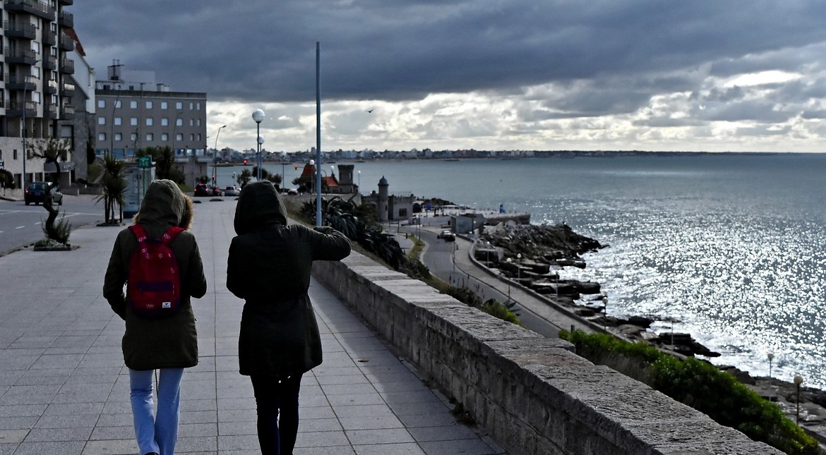 ¿Cuándo se va el frío en Mar del Plata? La fecha exacta en que se guardan las camperas