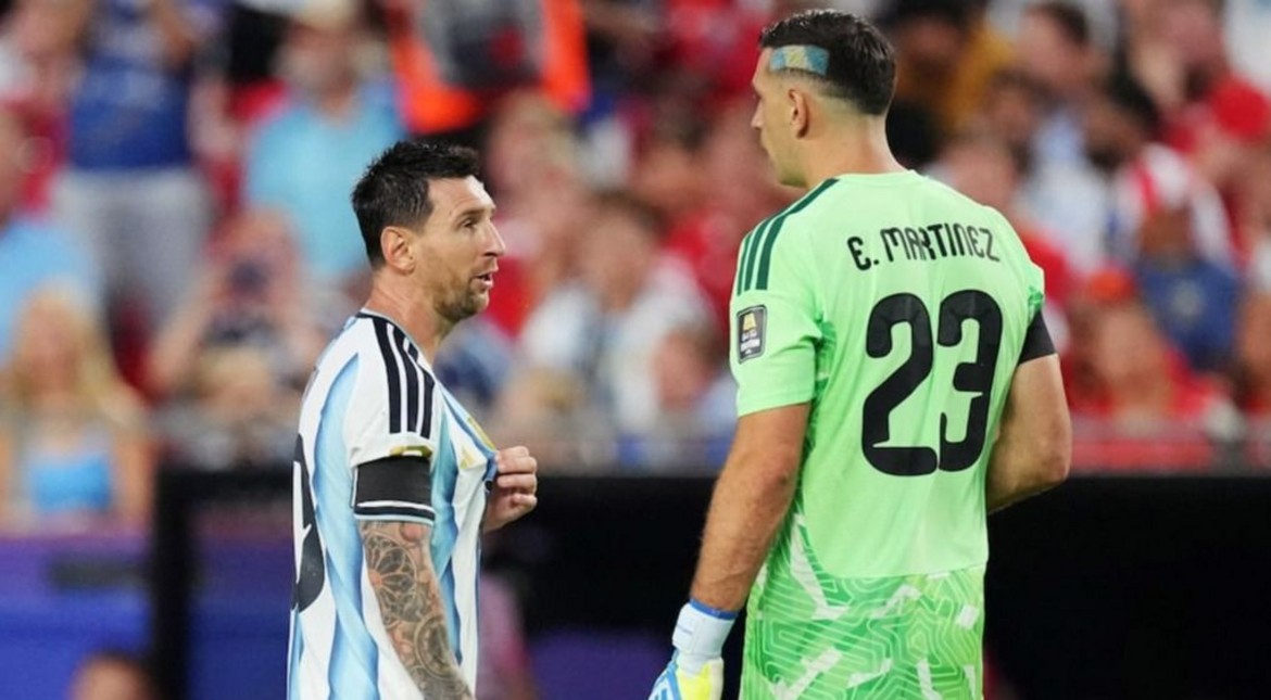 "Dibu" Martínez llegó al país, bromeó sobre Messi y fue contundente sobre la continuidad de Scaloni