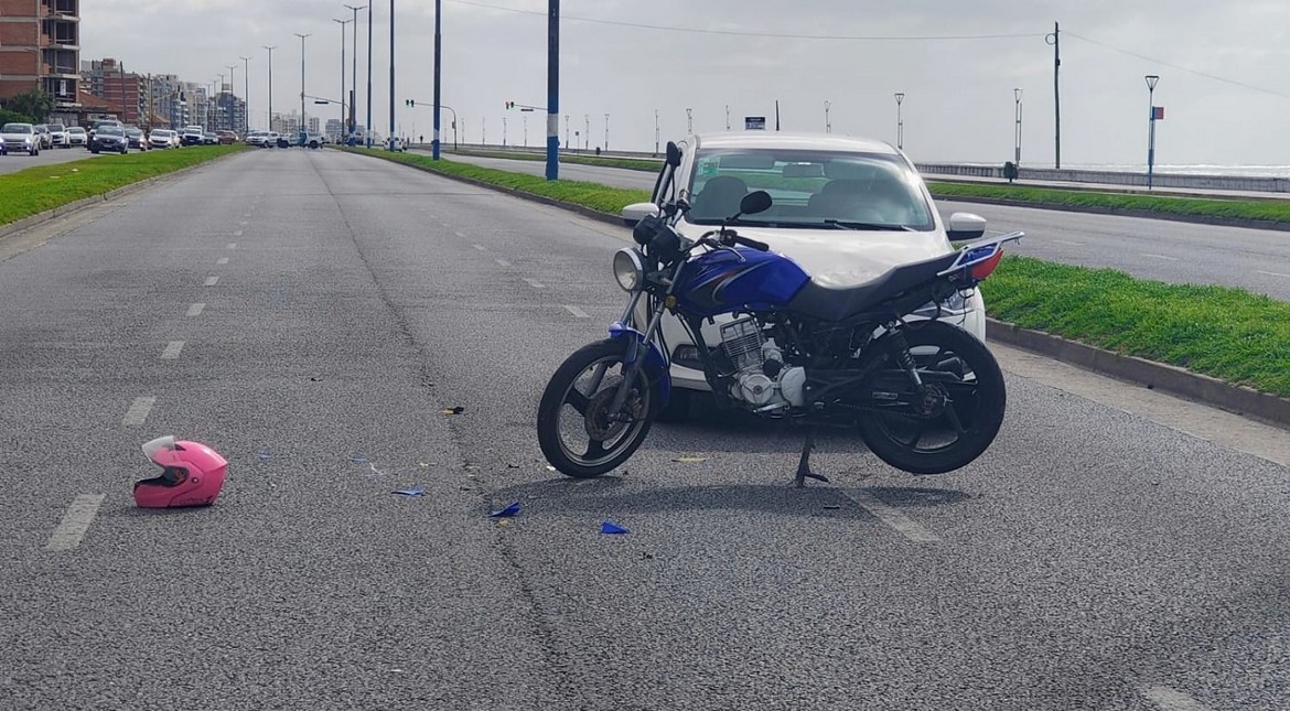 Frenó de golpe y desencadenó un fuerte choque: una motociclista terminó en el Higa