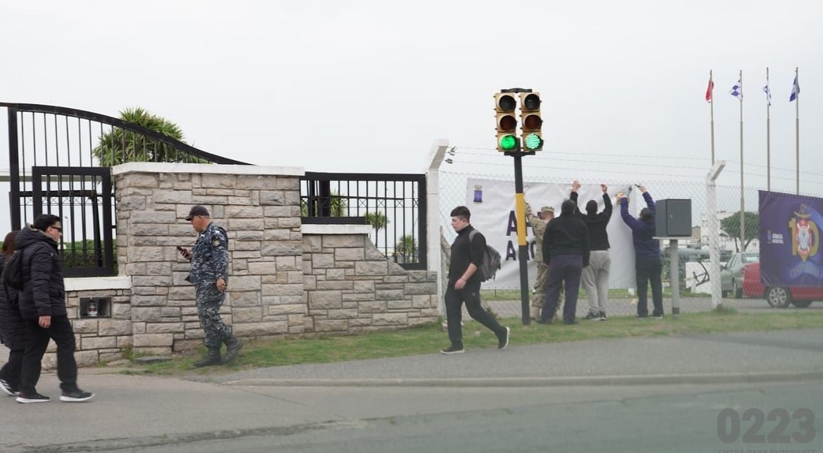 ARA San Juan: retiraron las banderas de la Base Naval y crece la indignación de los familiares