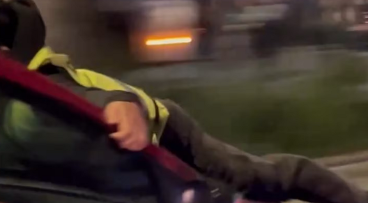 Intentó escapar de un control de tránsito y arrastró a un inspector arriba del capot durante cinco cuadras