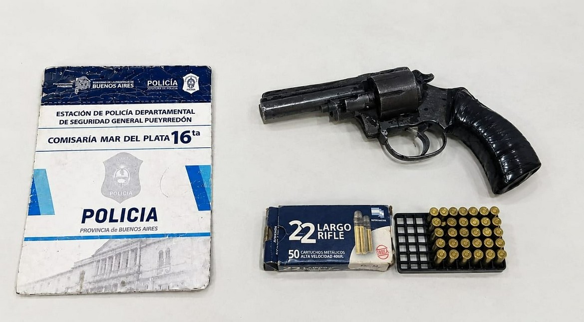 Tiene 17 años y sacó un arma cargada cuando llegó la policía