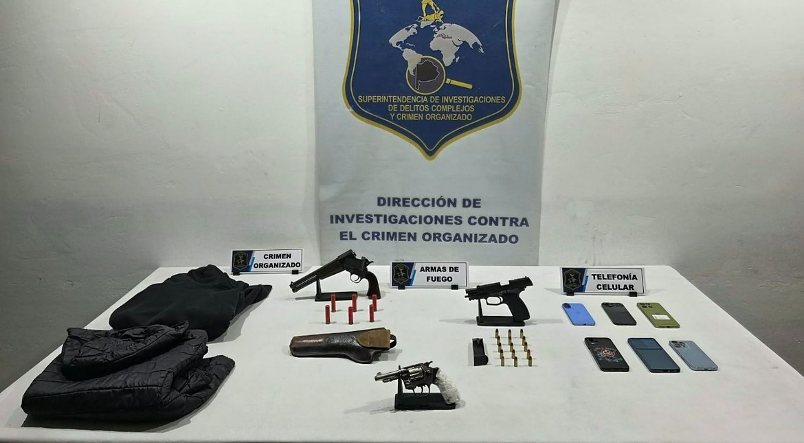 Tres detenidos y autos recuperados en cinco allanamientos
