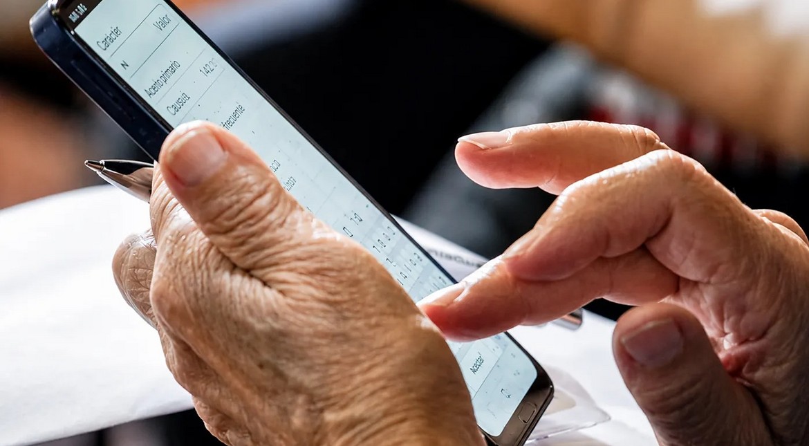 Alerta para jubilados: advierten sobre una nueva estafa con la fe de vida en IOMA