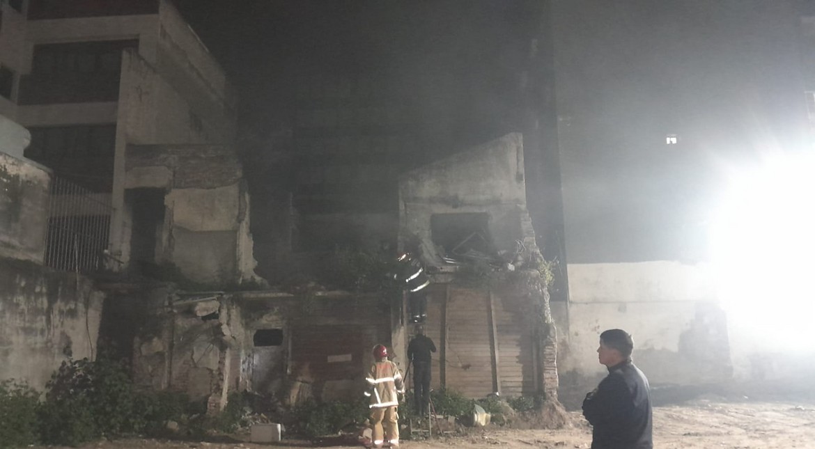 Un peligro: otra vez se incendió el conventillo que está pegado a una clínica