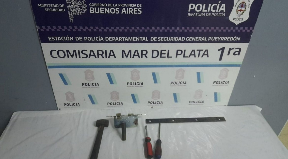 Se metió en una casa abandonada y se escondió en una habitación