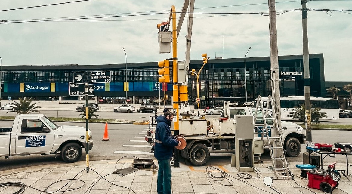 Atención automovilistas: instalan semáforos con IA en una zona muy transitada de Mar del Plata