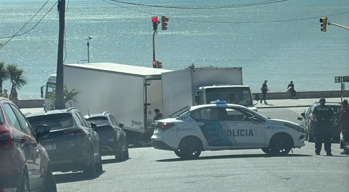 Un camión quedó varado y desató un caos de tránsito en plena costa