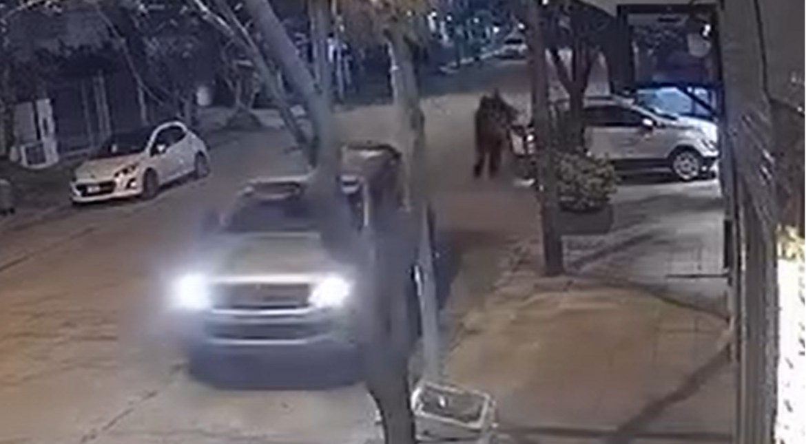 Lo abordaron cuando llegaba a su casa y le robaron la camioneta a metros del Comando de Patrullas