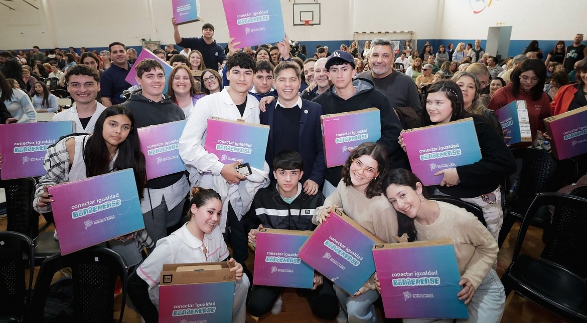 Kicillof entregó escrituras gratuitas a familias de Lobería y computadoras a estudiantes