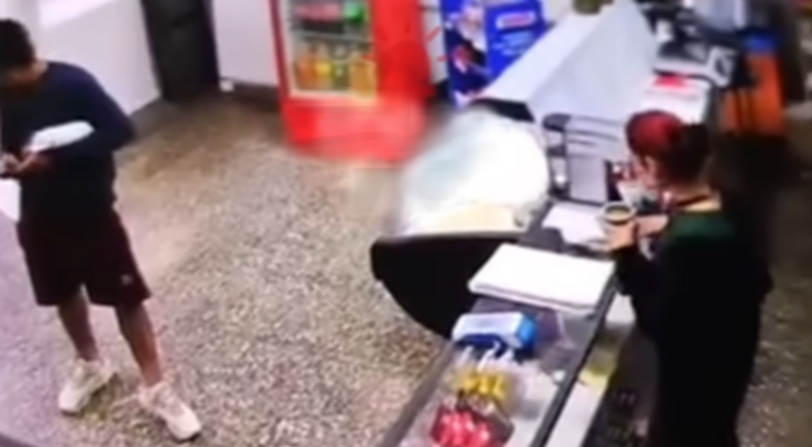 “No tengo nada”: la empleada de un almacén enfrentó a un delincuente y lo echó a punta de cuchilla