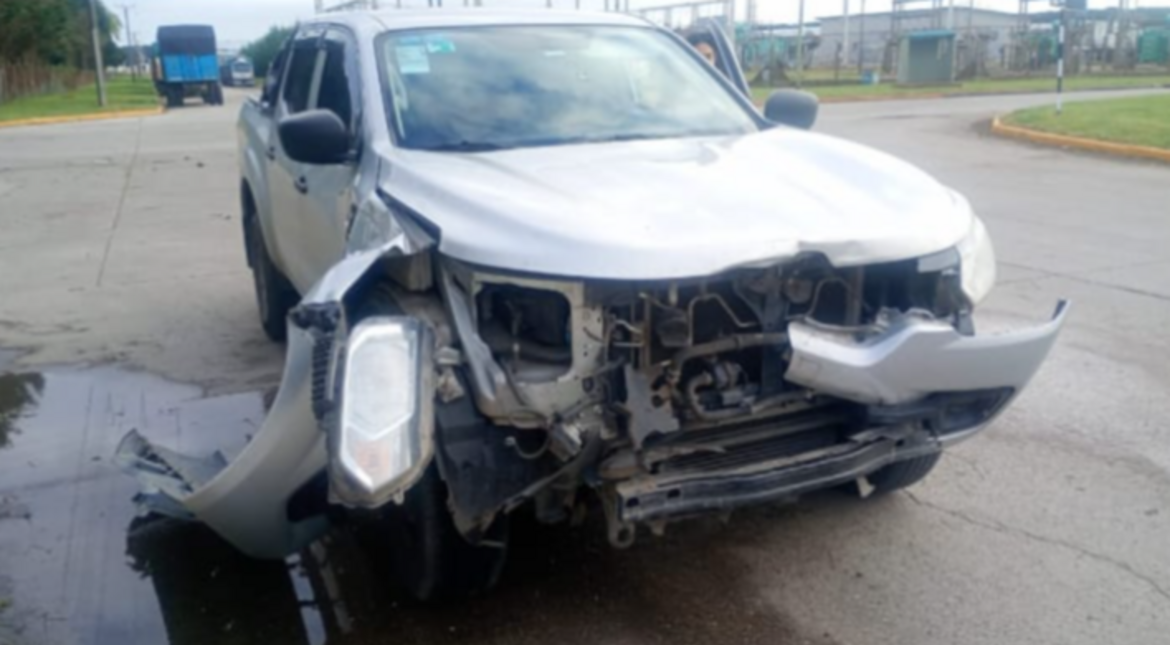 Fuerte choque entre una camioneta y un auto en el Parque Industrial: un hombre terminó internado