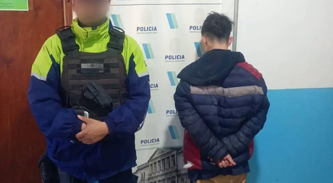 El insólito final de una fuga: quedó atrapado entre dos medianeras y terminó detenido después de una hora y media