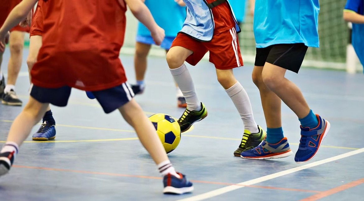Se cayó en un pozo cuando jugaba al fútbol en el colegio y ordenaron indemnizarlo con más de $13 millones